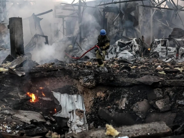 Ataques aéreos rusos dejan dos fallecidos en el sur de Ucrania
