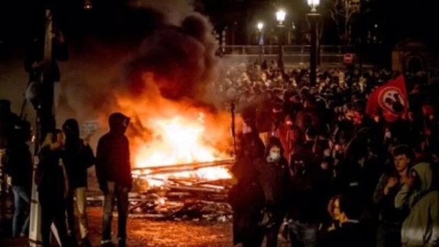 Aumentan a 310 los detenidos por las protestas contra la reforma de las pensiones en Francia