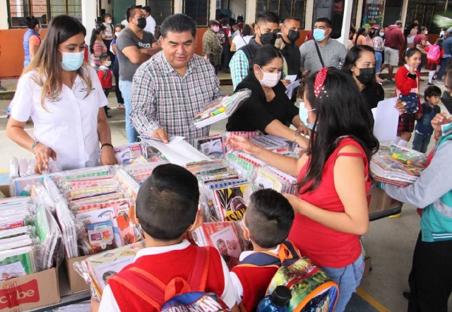 El alcalde encabezó el inicio de la entrega del material.