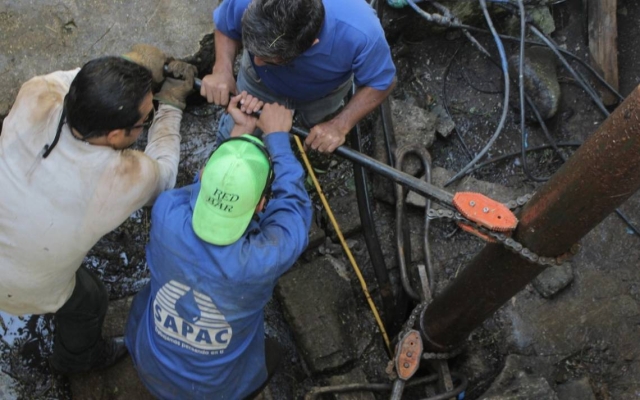 Con pipas, abastecimiento de agua en cinco colonias tras falla en pozo Chamilpa I