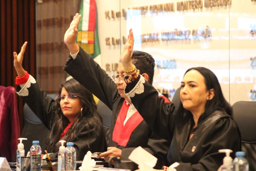 Los dos grupos de 11 miembros del Pleno se mantienen “montados en su macho”. 