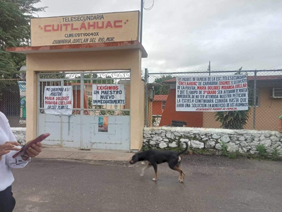 Cierran padres de familia telesecundaria de Coatlán del Río