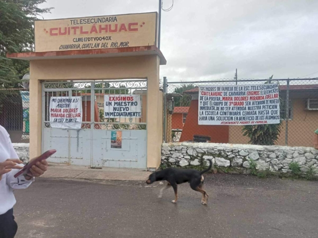 Cierran padres de familia telesecundaria de Coatlán del Río