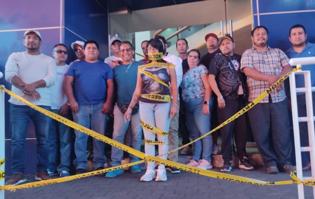 Conductores de plataformas realizan clausura simbólica de oficinas centrales de Movilidad y Transporte