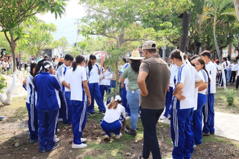 El objetivo fue generar espacios verdes que brinden sombra y fomenten la recreación y la convivencia familiar en la comunidad, informaron las autoridades.