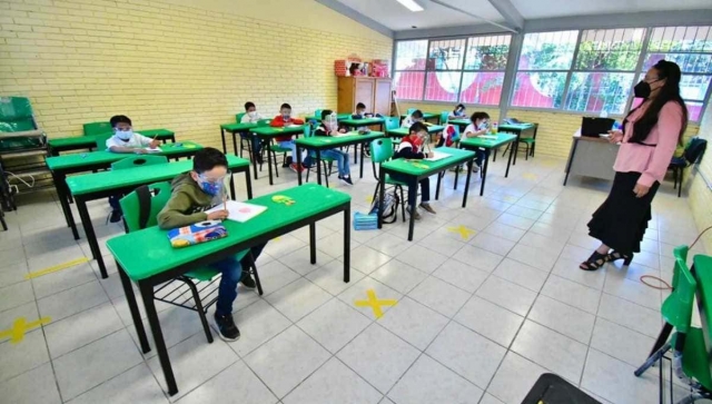 Miles de estudiantes regresaron a clases presenciales.