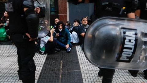 Protesta de jubilados en Argentina desata represión del gobierno de Milei