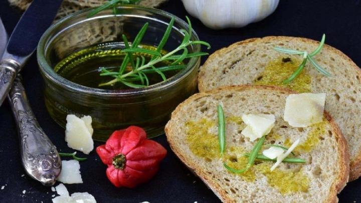 Pan de ajo, una botanita muy sofisticada que puedes preparar fácilmente