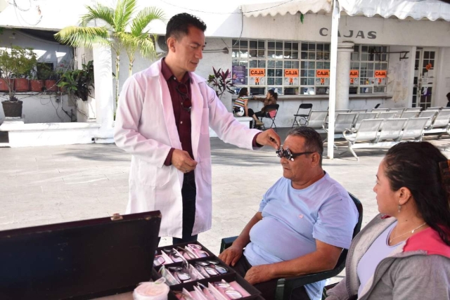 Con jornada de exámenes de la vista y lentes a bajo costo conmemoran autoridades de Temixco el “día mundial de la visión”