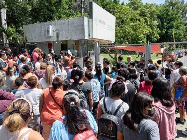 Padres de familia protestaron en las entradas de las sedes de vacunación al saber que ya no hay dosis.