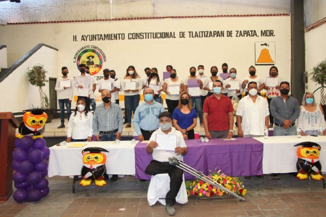 Las autoridades presentes dijeron que esta ceremonia es muestra de que nunca es tarde para estudiar y exhortaron a los egresados a continuar su preparación académica.