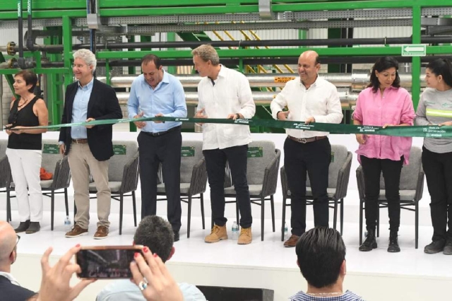 Autoridades municipales y estatales y representantes de las empresas involucradas participaron en la inauguración de la planta.