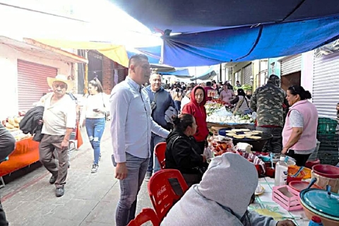 René Jacobo recorre el tianguis sabatino y los mercados de Ocuituco