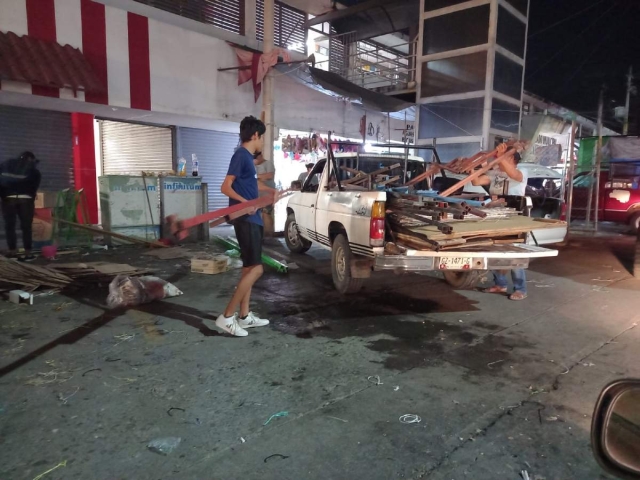 La noche de este lunes se retiraron los comerciantes del estacionamiento del mercado “Benito Juárez” de Jojutla.