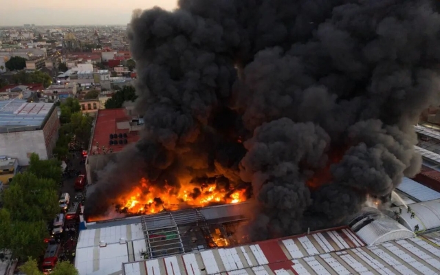 Tras más de 10 horas, extinguen totalmente incendio en bodega de Tepito