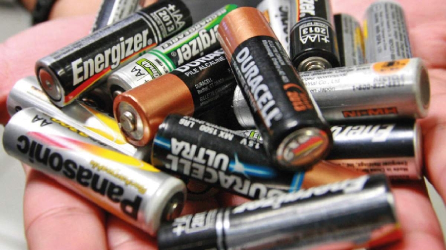 Las pilas y baterías liberan componentes que contaminan aguas subterráneas.