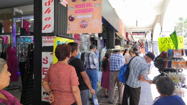 Filas de adultos mayores en cajeros de Banco del Bienestar no cesan