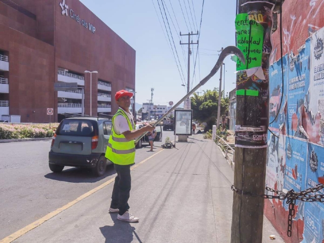 Imponen multas a empresas que colocan publicidad en postes y puentes