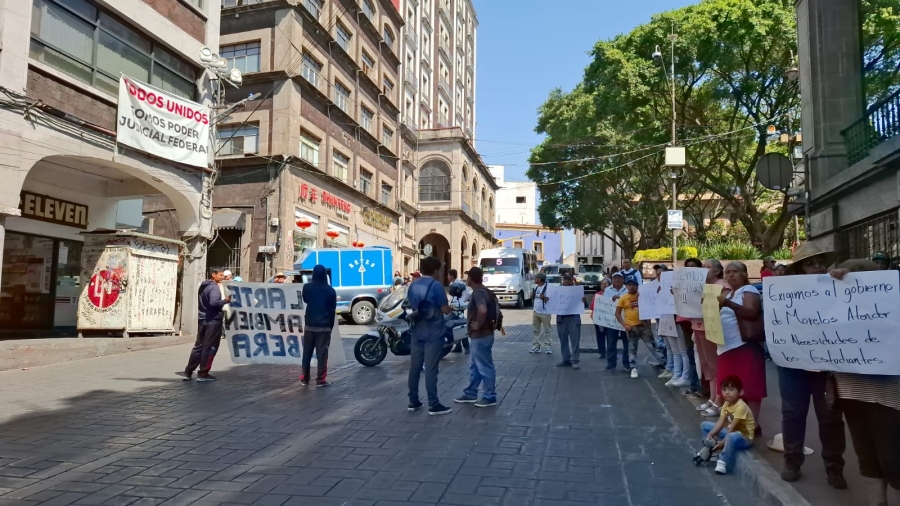 Demandan antorchistas instalaciones dignas para dos escuelas; protestan en el centro de Cuernavaca