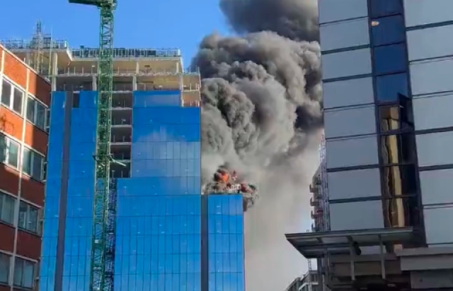 Rescatan a trabajador de un edificio en llamas en Reino Unido