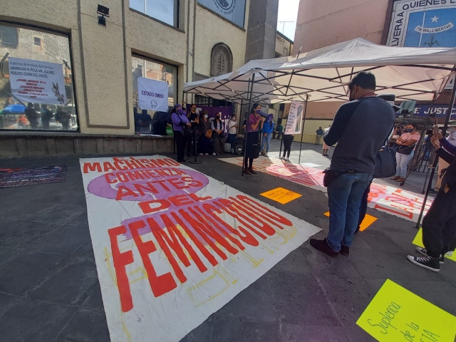 Protestan mujeres contra juez