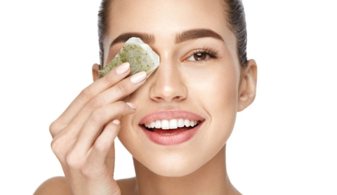 ¿Ojos hinchados al despertar? Así puedes desinflamarlos y lucir más despierta al instante