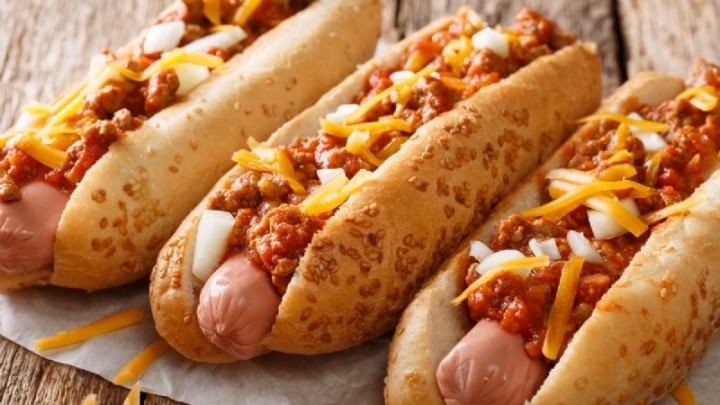 Lúcete con estos hot dogs con chilli y consiente a la familia con su delicioso sabor