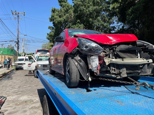 Tanto el auto como la camioneta resultaron con daños.