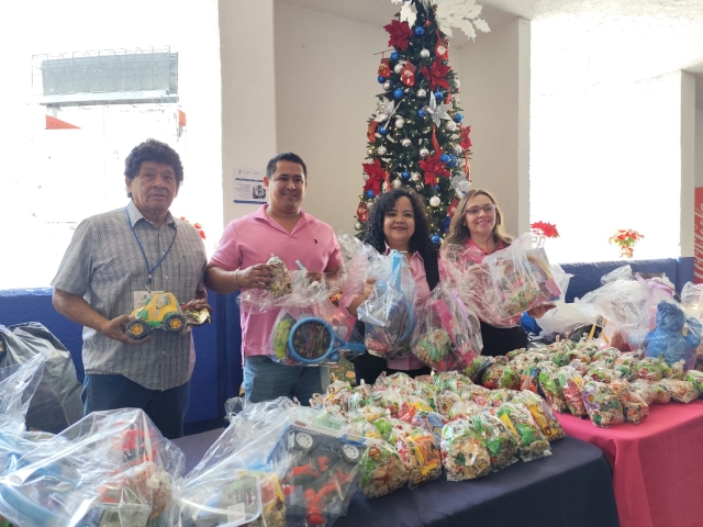 Entrega DIF Cuernavaca juguetes a hijos e hijas de personal de Bomberos y elementos de Seprac
