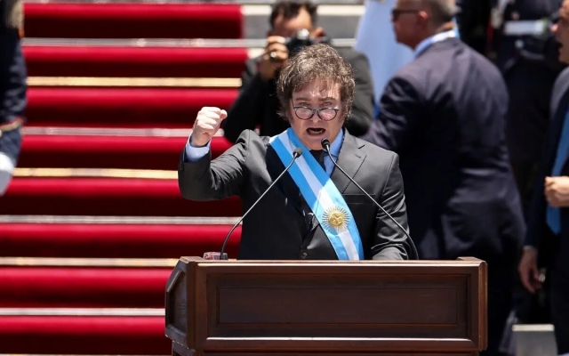 Milei asume la presidencia de Argentina; anuncia un ajuste económico