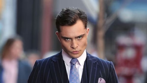 Chuck Bass regresa con Lancôme para celebrar los 25 años de Juicy Tubes