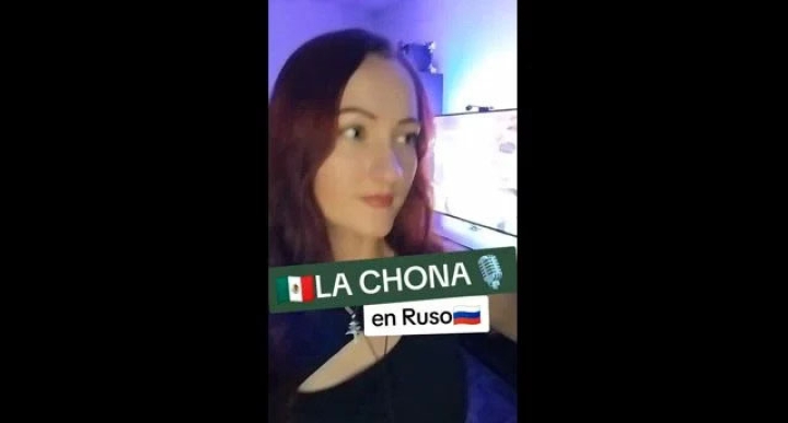 Joven rusa cautiva tiktok con canciones mexicanas