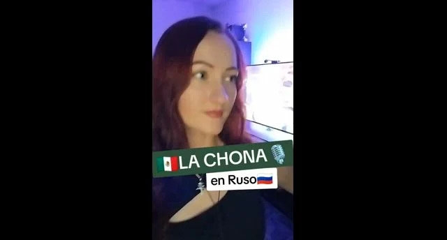 Joven rusa cautiva tiktok con canciones mexicanas