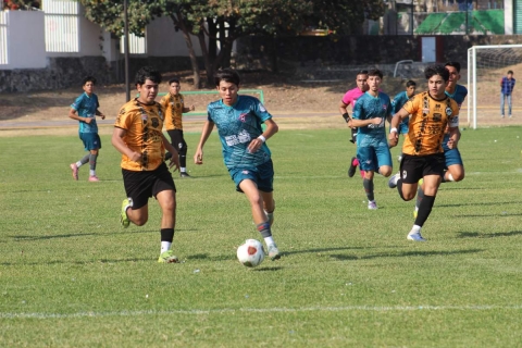  La escuadra local sali&oacute; a presionar desde el silbatazo inicial.