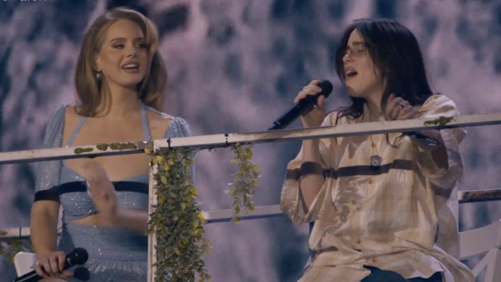 Lana del Rey conquista Coachella; llega en moto y canta con Billie Eilish