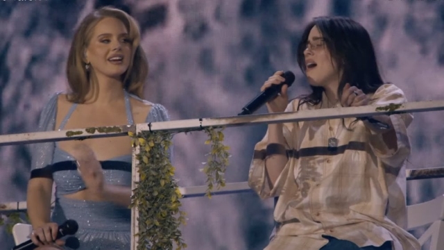 Lana del Rey conquista Coachella; llega en moto y canta con Billie Eilish