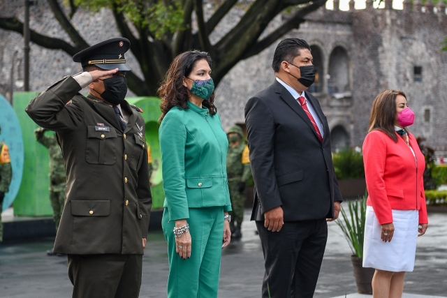 Participa Cecilia Rodríguez en ceremonia de honores a la bandera en plaza de armas