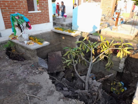 Persisten tumbas dañadas en panteón de Coatetelco