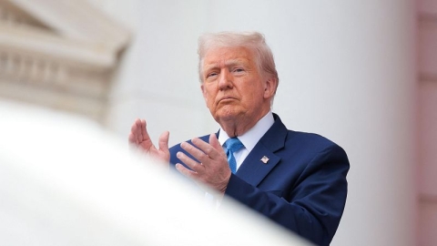 Trump evalúa recortar 3,000 millones de dólares más de fondos a Harvard