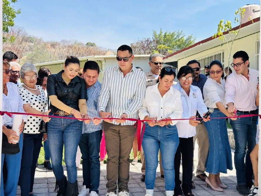 Autoridades cortaron el listón inaugural.