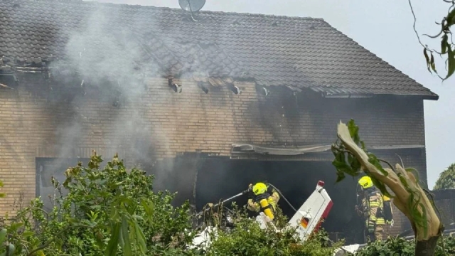 Avioneta se estrella contra edificio en Alemania; mueren el piloto y una mujer