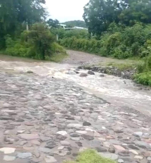 Los dos únicos accesos a la comunidad se bloquean cuando la lluvia provoca que la corriente de la barranca que pasa por la zona crezca.