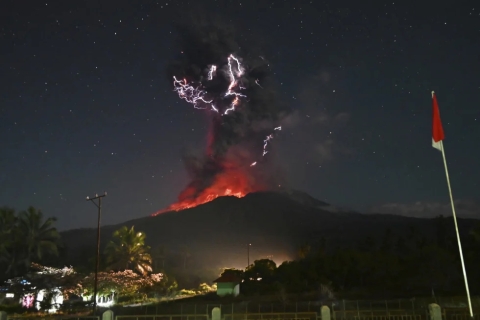 En esta imagen, distribuida por la Agencia Geológica (Badan Geologi) del Ministerio de Energía y Recursos Minerales de Indonesia, un rayo sobre el volcán Lewotobi Laki-Laki, mientras arroja material volcánico en plena erupción, en East Flores, Indonesia, el 1 de agosto de 2025. 