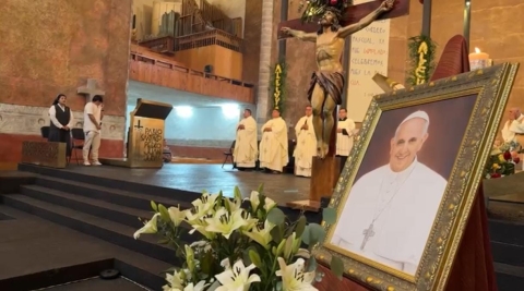 Oficia vicario general de la Diócesis de Cuernavaca misa en memoria del Papa Francisco