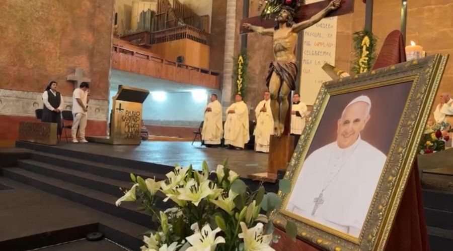 Oficia vicario general de la Diócesis de Cuernavaca misa en memoria del Papa Francisco