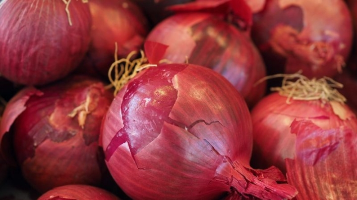 ¿Qué hacer con las cáscaras de cebolla? Dale estos 3 usos en la cocina