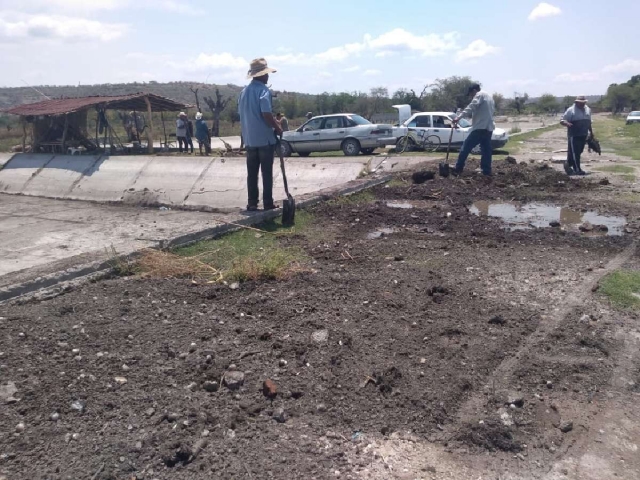 Pescadores realizan la limpieza anual para retirar desechos y maleza en las lagunas.