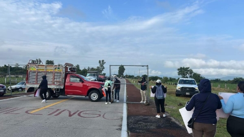 Habitantes de Amilcingo bloquearon este lunes la autopista Siglo XXI, a la altura de la Escuela Normal de la localidad. 