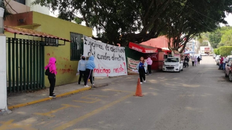 Alumnas cerraron los accesos al edificio del IEBEM. 
