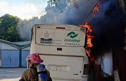 Tabasco: estudiantes del Conalep incendian cami&oacute;n por falta de becas